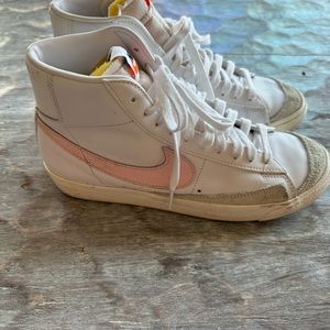Nike Blazer Mid '77
Women's Shoes - pink/white